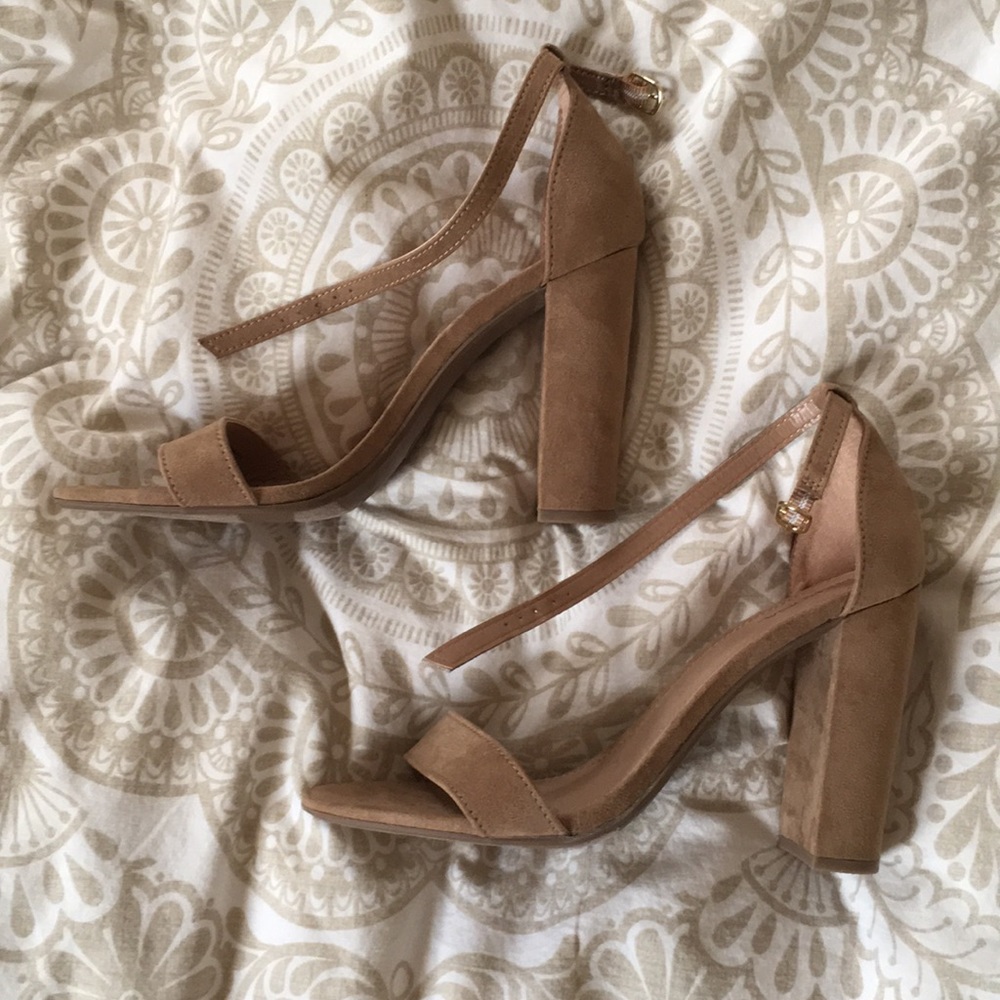 Size 8. Merona nude heels.